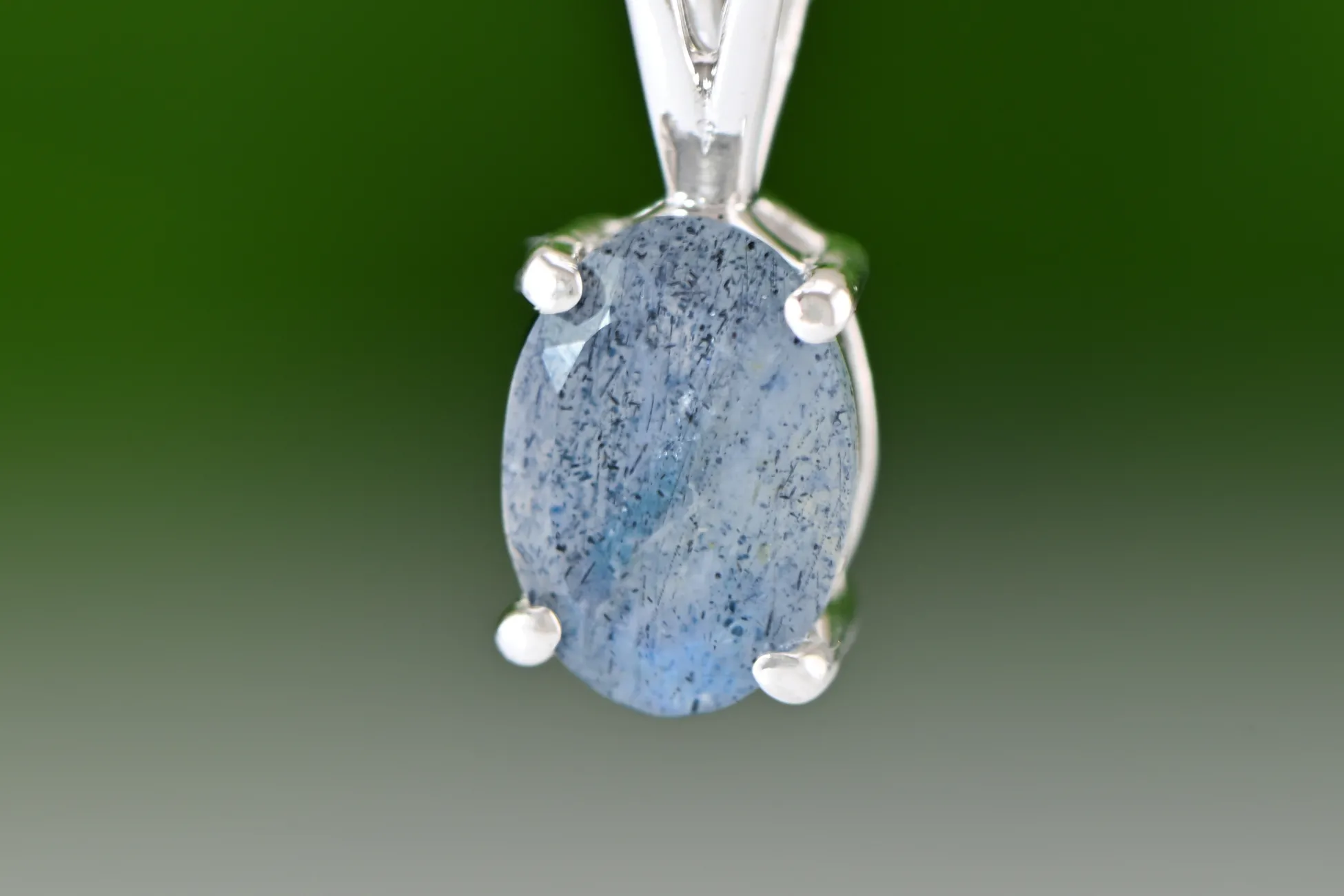 Елегантно сребърнa висулка с Лабрадорит